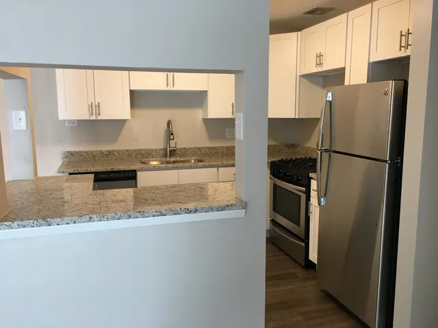 $1,800 | 9-s120 Lake Drive, Unit 15B208, Willowbrook, IL 60527