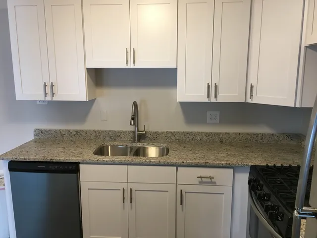 $1,800 | 9-s120 Lake Drive, Unit 15B208, Willowbrook, IL 60527