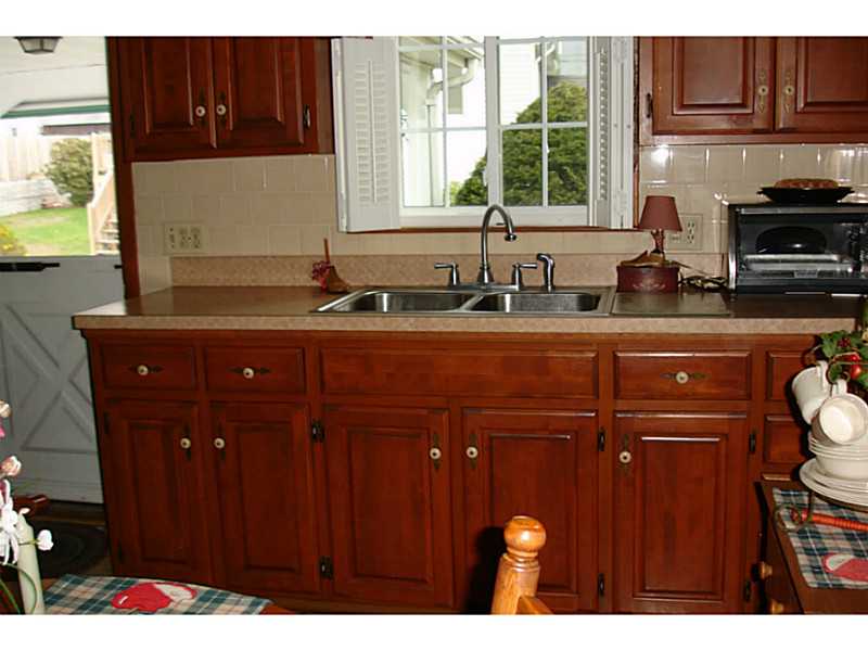 142 Manila Avenue Woonsocket, RI 02895 - Photo 5 of 12 Kitchen.