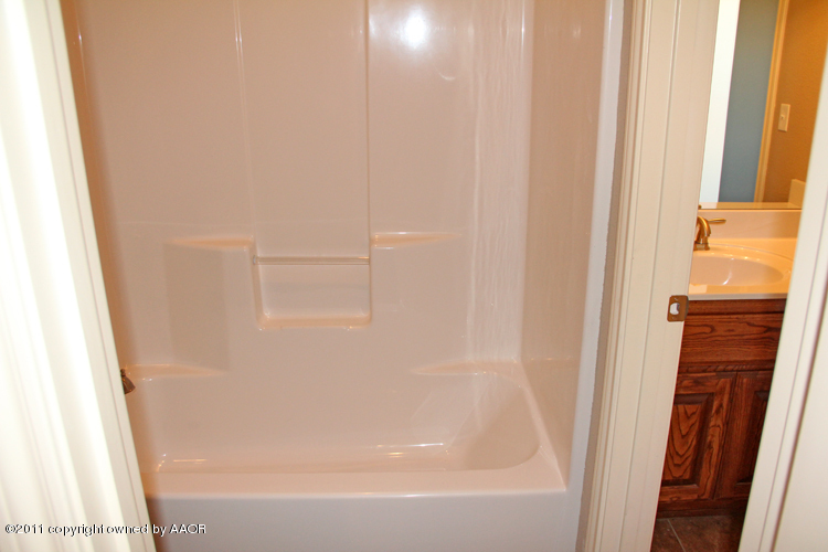 18451 Grasslands Road Bushland, TX 79124 - Photo 33 of 39 a bathroom with a bathtub