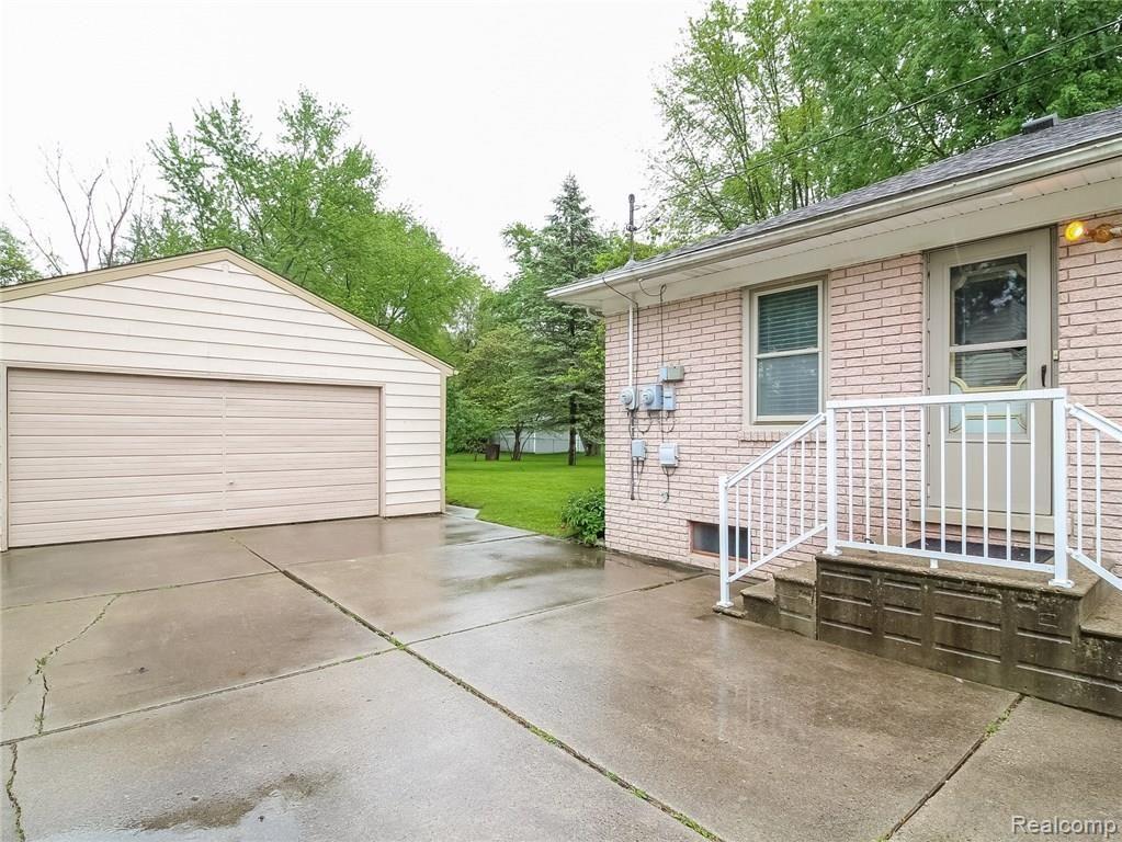 18497 Hannan Road New Boston, MI 48164 - Photo 15 of 20 021-Side_View-4234092-medium4x3.jpg