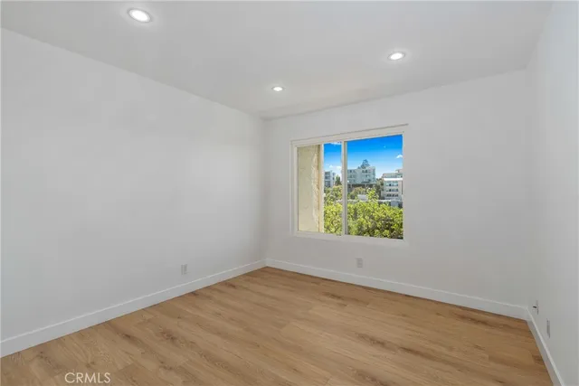 a view of empty room with window