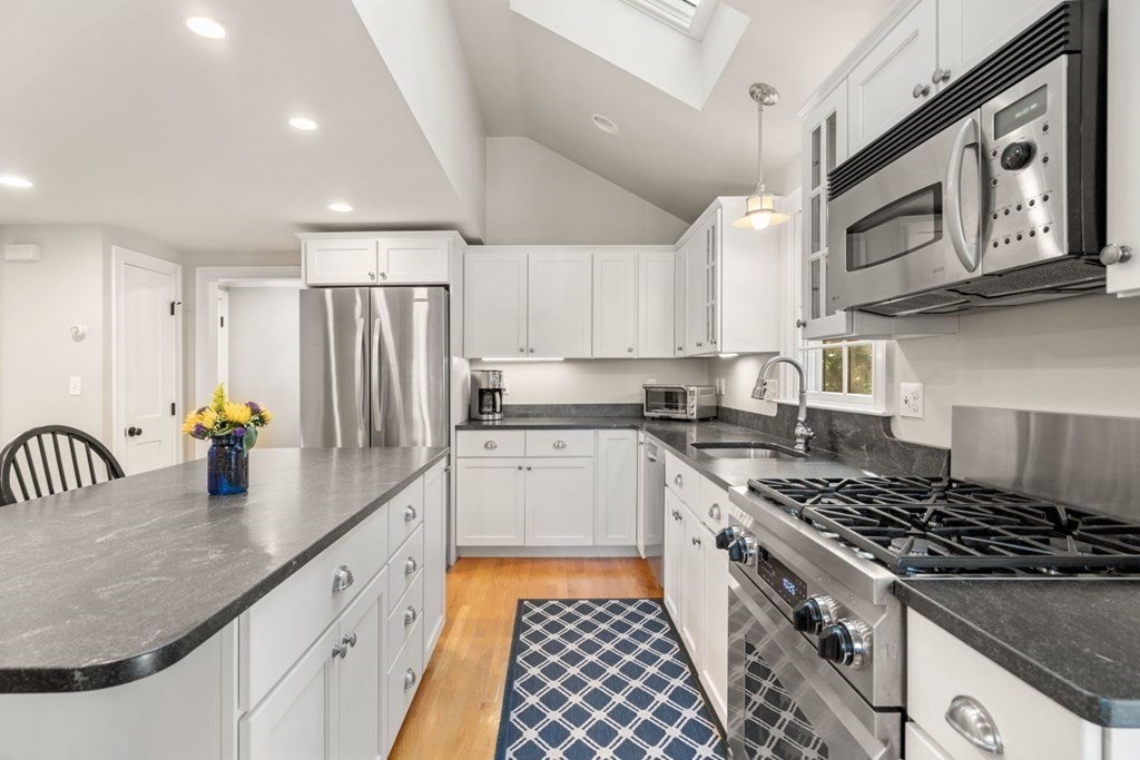 64 Governor Long Road Hingham, MA 02043 - Photo 8 of 37 Gallery Image 8