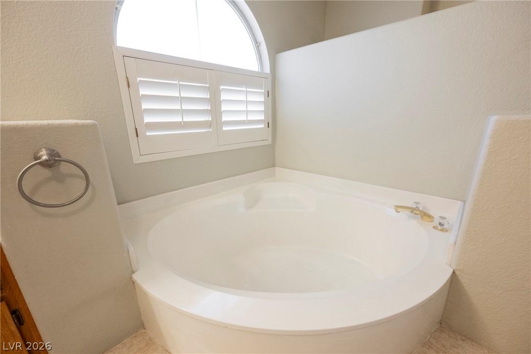 1510 Tree Top Court Henderson, NV 89014 - Photo 48 of 97 Large soaking tub