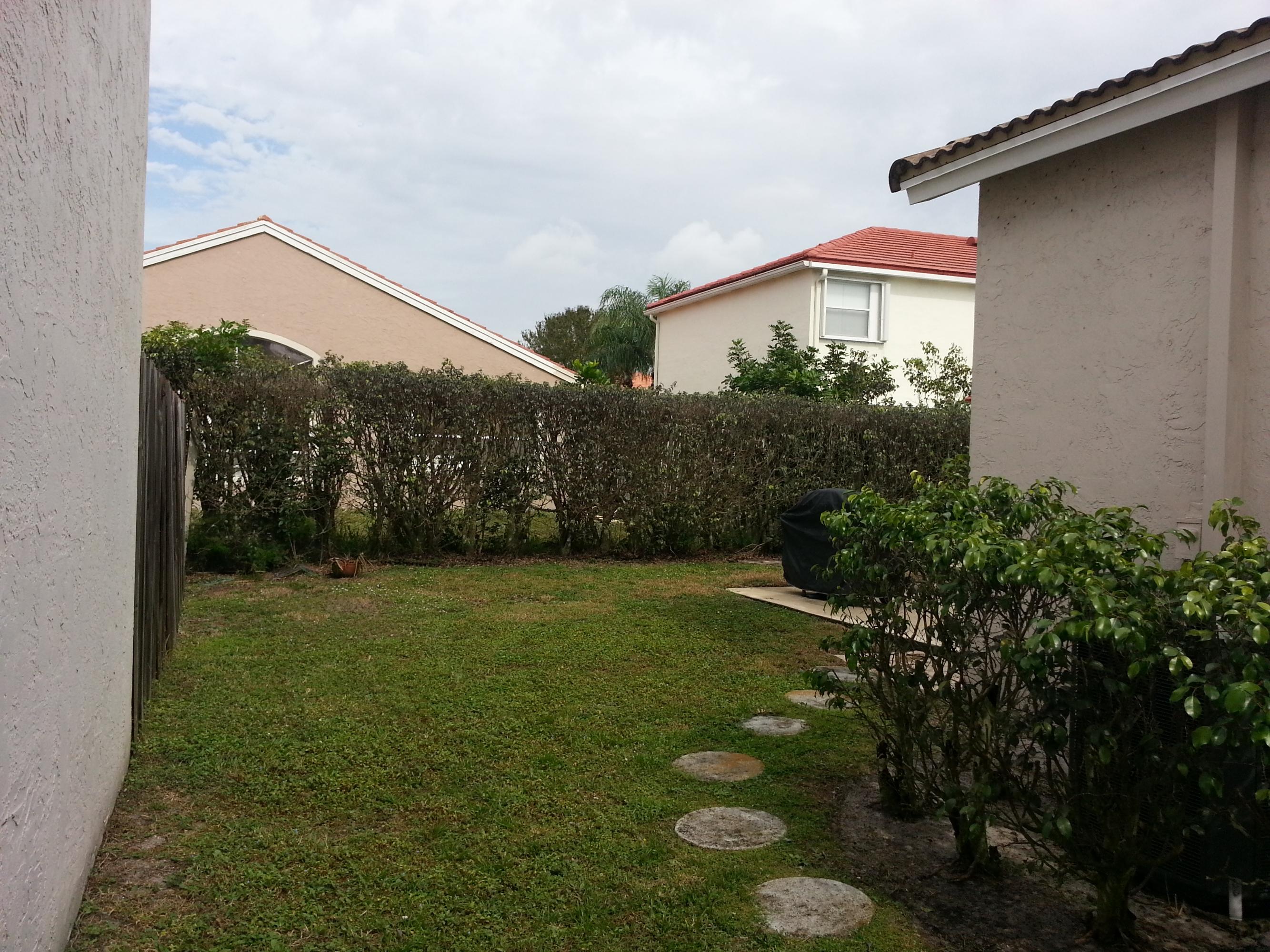 10515 Plainview Circle Boca Raton, FL 33498 - Photo 24 of 33 a backyard of a house with lots of green space