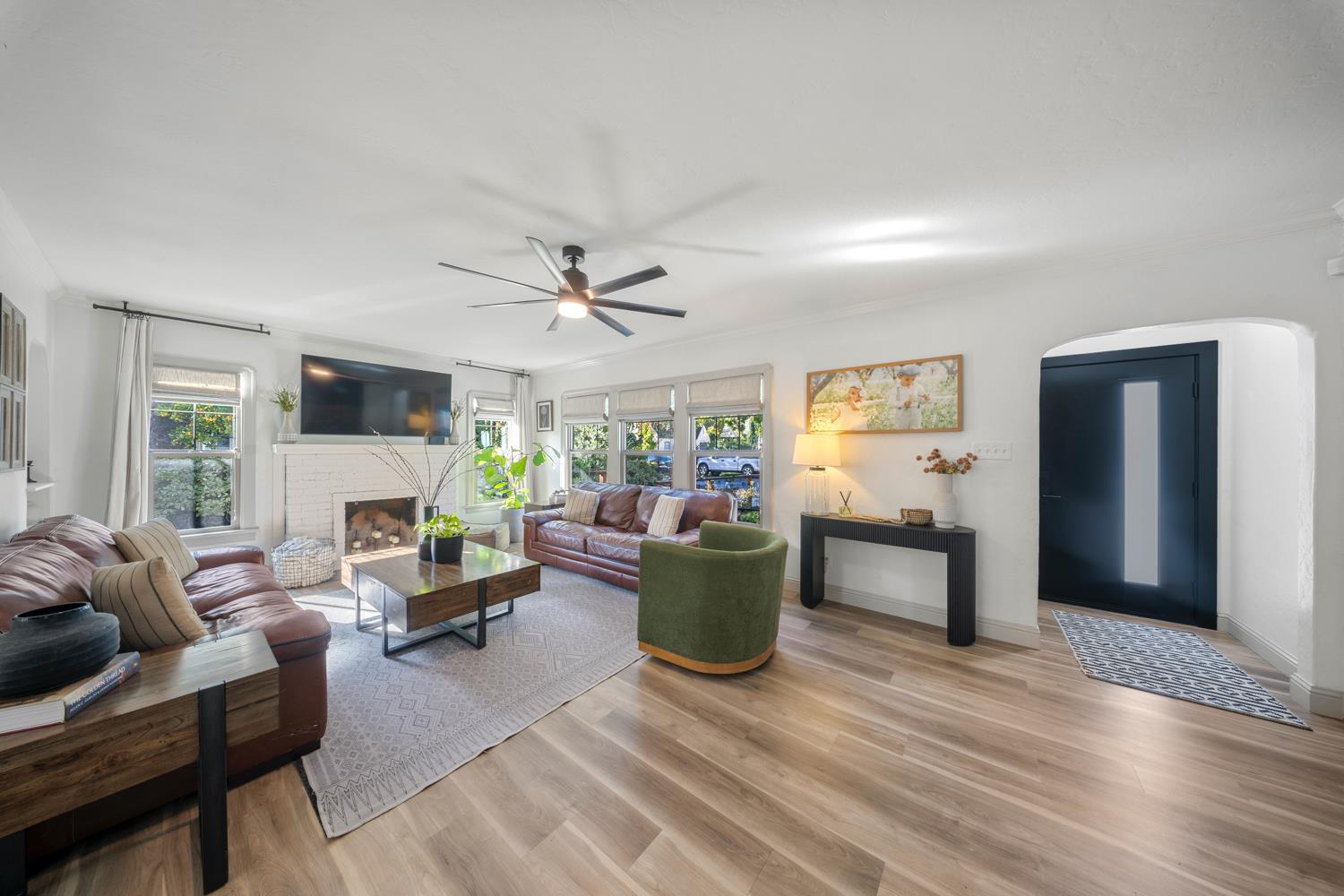 530 Myrtle Avenue Modesto, CA 95350 - Photo 14 of 29 a living room with furniture and a window