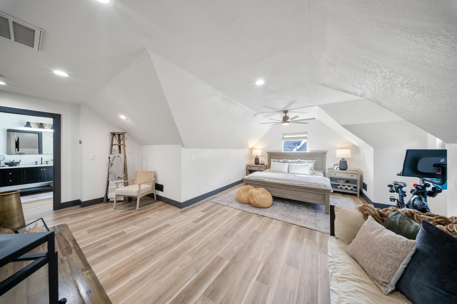 530 Myrtle Avenue Modesto, CA 95350 - Photo 26 of 29 a living room with furniture and a flat screen tv