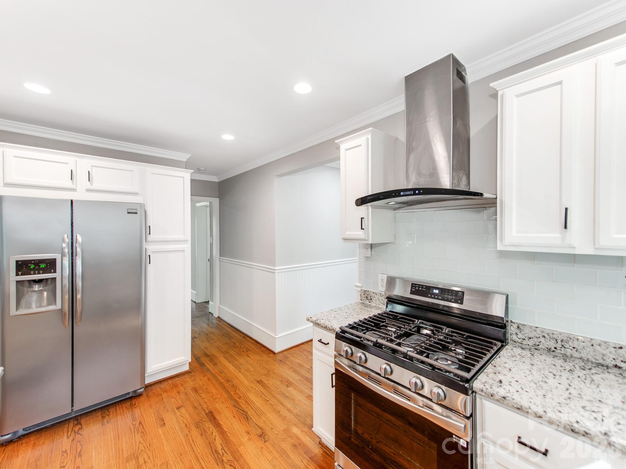 120 Sunset Drive Chester, SC 29706 - Photo 12 of 34 a kitchen with granite countertop a stove and a refrigerator