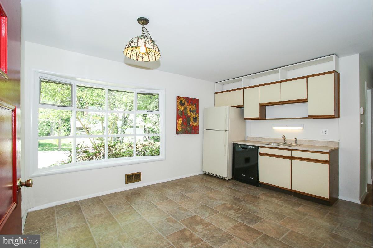 802 Brice Road Rockville, MD 20852 - Photo 4 of 30 Eat in Kitchen