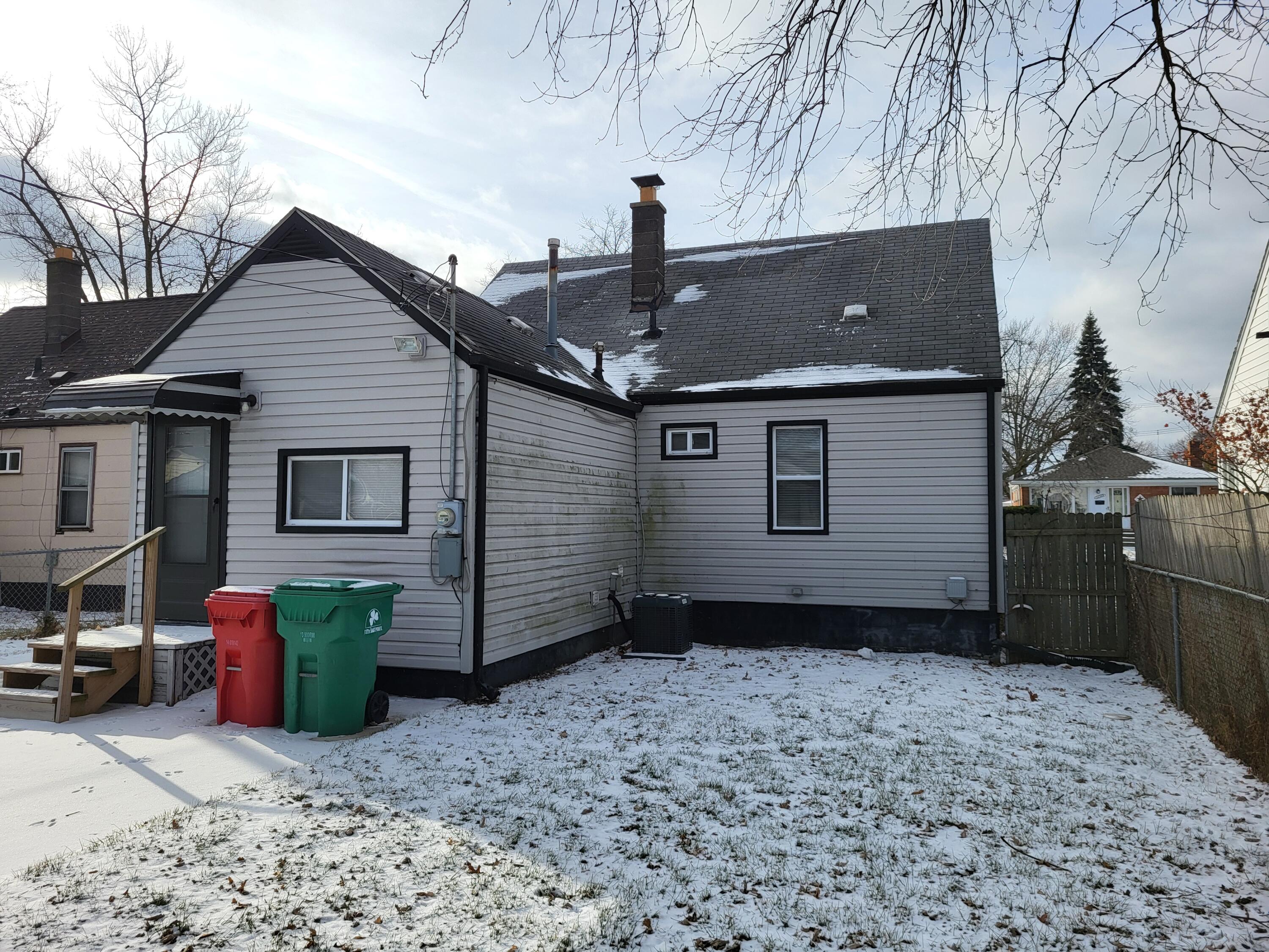 24360 Flower Avenue Eastpointe, MI 48021 - Photo 2 of 17 20251230_143102