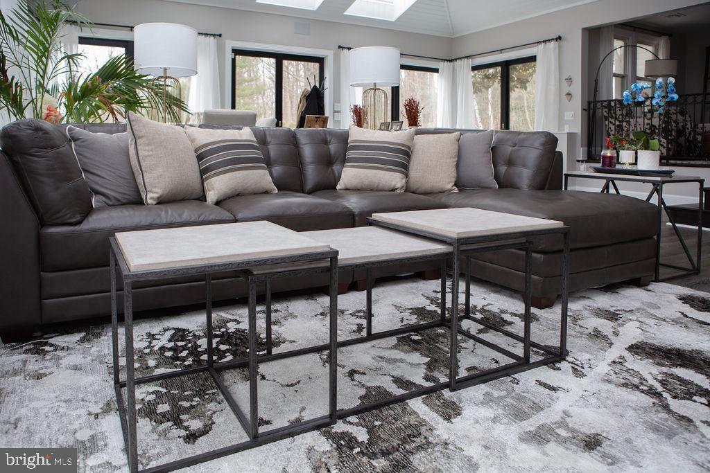 15841 York Road Sparks, MD 21152 - Photo 4 of 22 a living room with furniture and wooden floor