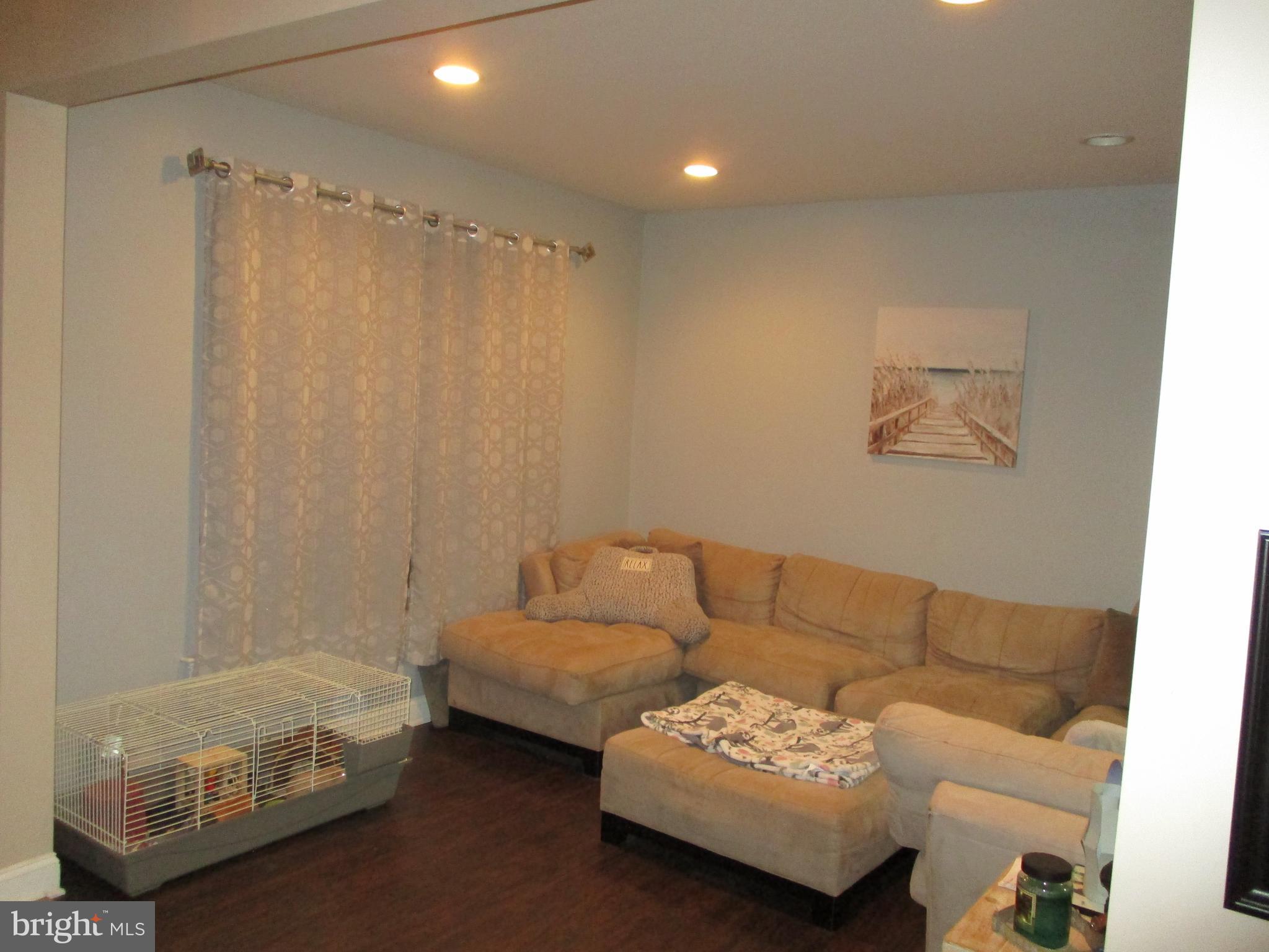 11041 Knights Road Philadelphia, PA 19154 - Photo 9 of 50 Living Room