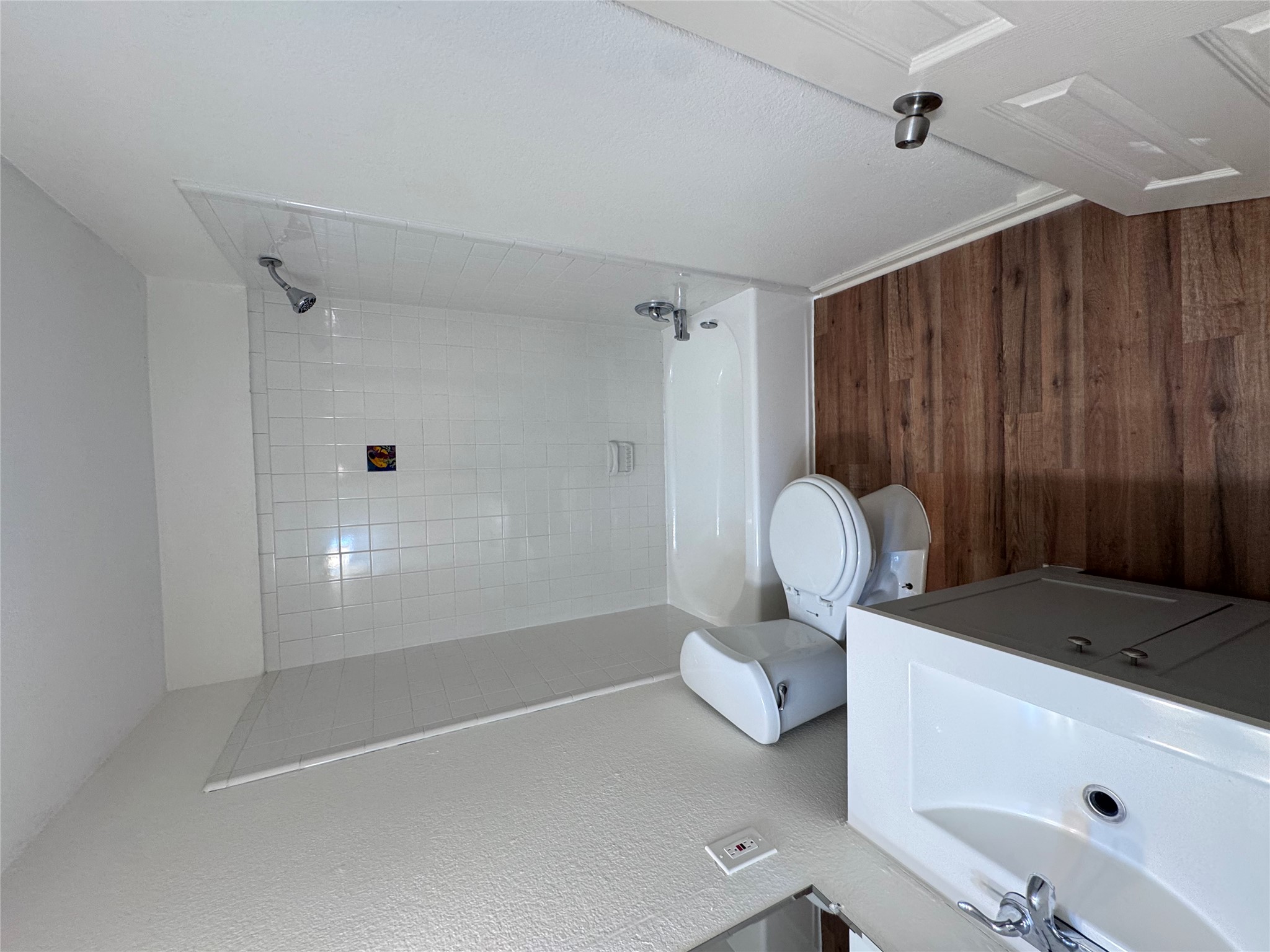 8207 Sam Rayburn Drive, Unit 204 Austin, TX 78753 - Photo 23 of 27 a bathroom with a bathtub and shower