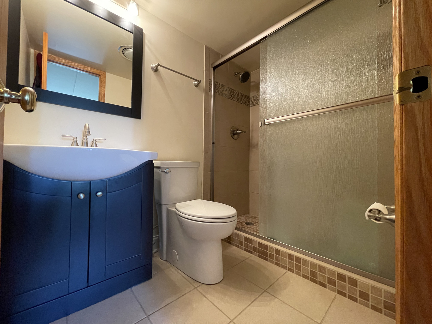 6443 Clarendon Hills Road, Unit 107 Willowbrook, IL 60527 - Photo 8 of 19 a bathroom with a toilet sink and shower