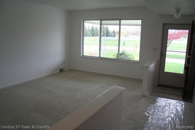 3340 Chicago Road Warren, MI 48092 - Photo 3 of 22 Living Room