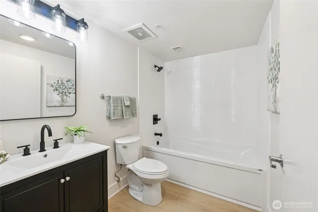 $725,000 | 615 East Pike Street, Unit 305, Seattle, WA 98122