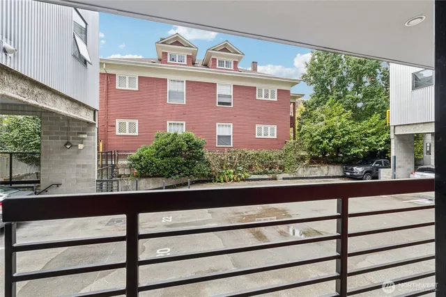 $725,000 | 615 East Pike Street, Unit 305, Seattle, WA 98122