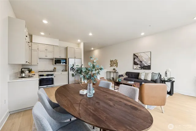 $725,000 | 615 East Pike Street, Unit 305, Seattle, WA 98122