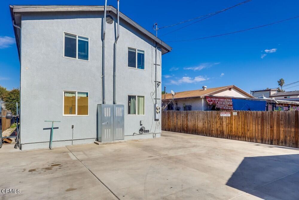 140 East 101st Street Los Angeles, CA 90003 - Photo 20 of 22 a view of a house with wooden fence