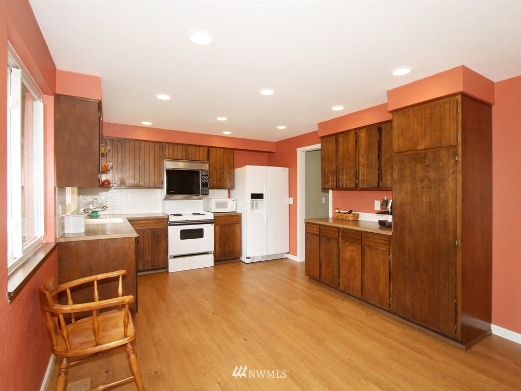 727 13th Way Southwest Edmonds, WA 98020 - Photo 6 of 20 Gallery Image 6