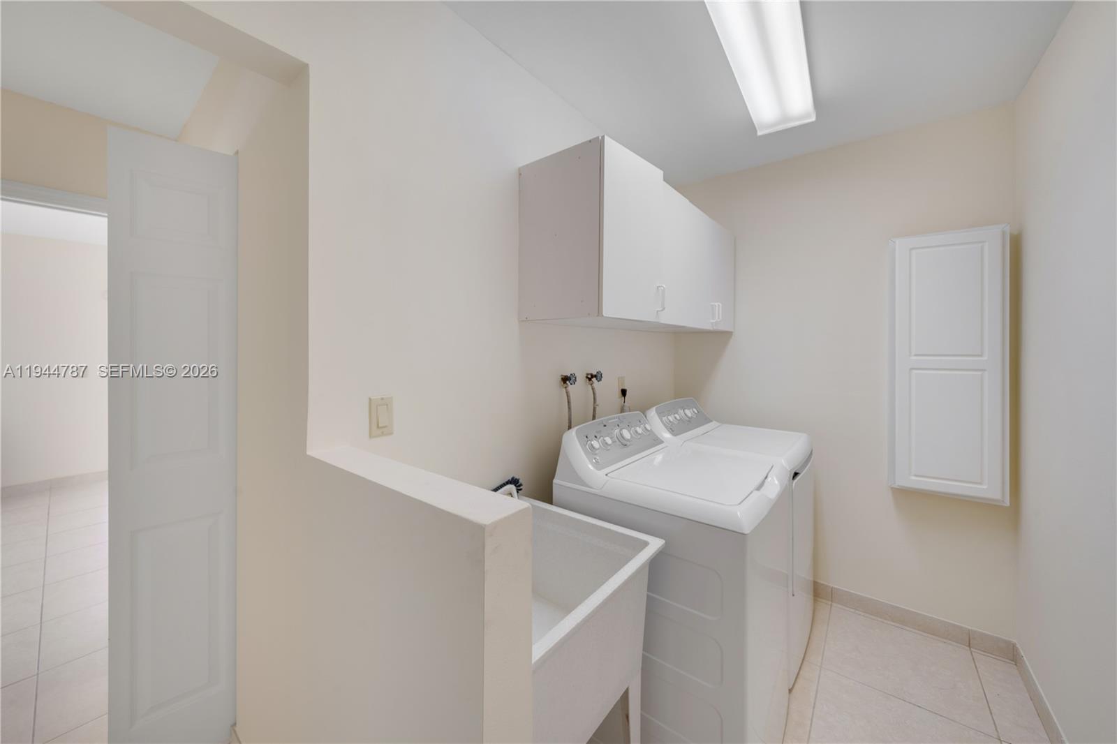 5524 Cleveland Street Hollywood, FL 33021 - Photo 17 of 36 a utility room with dryer and washer