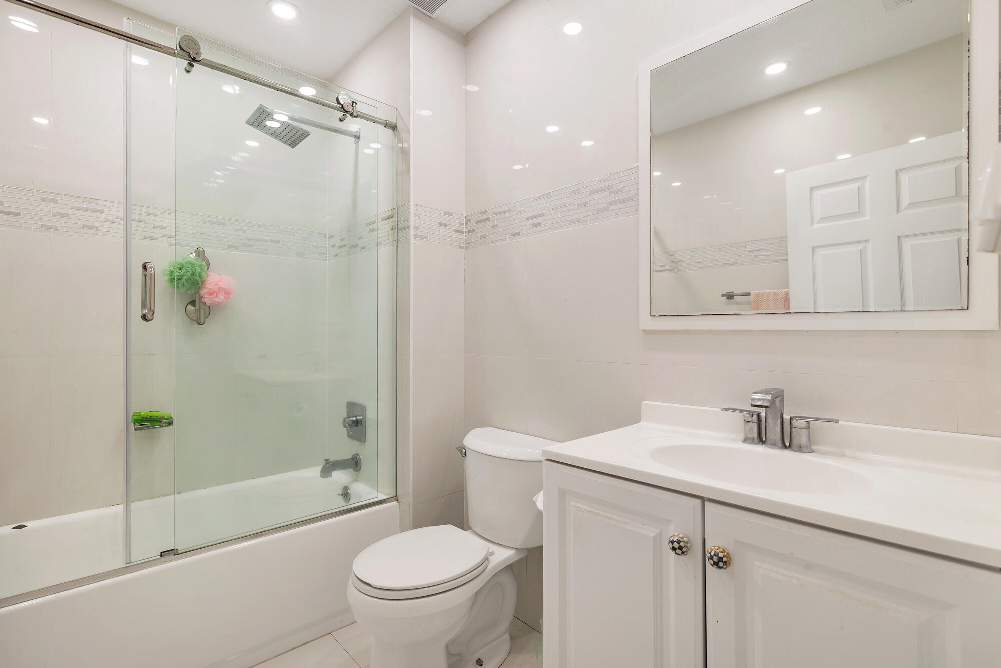 324 Pilgrim Road West Palm Beach, FL 33405 - Photo 11 of 30 Full Bath