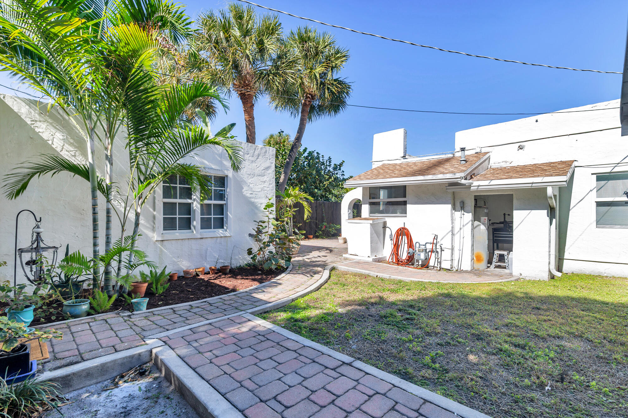 324 Pilgrim Road West Palm Beach, FL 33405 - Photo 14 of 30 Guest Cottage + Main House