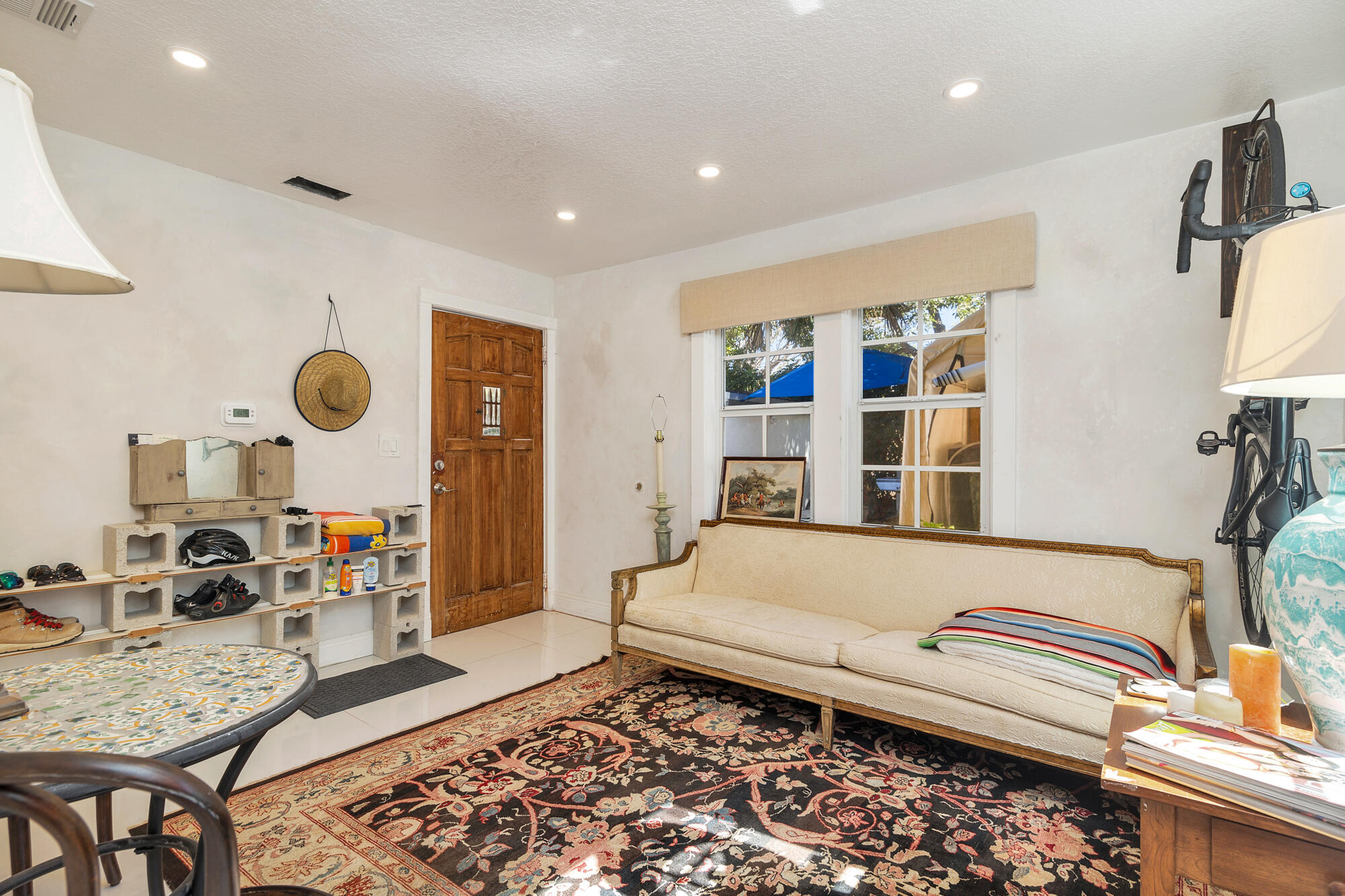 324 Pilgrim Road West Palm Beach, FL 33405 - Photo 17 of 30 Guest Cottage Living Room