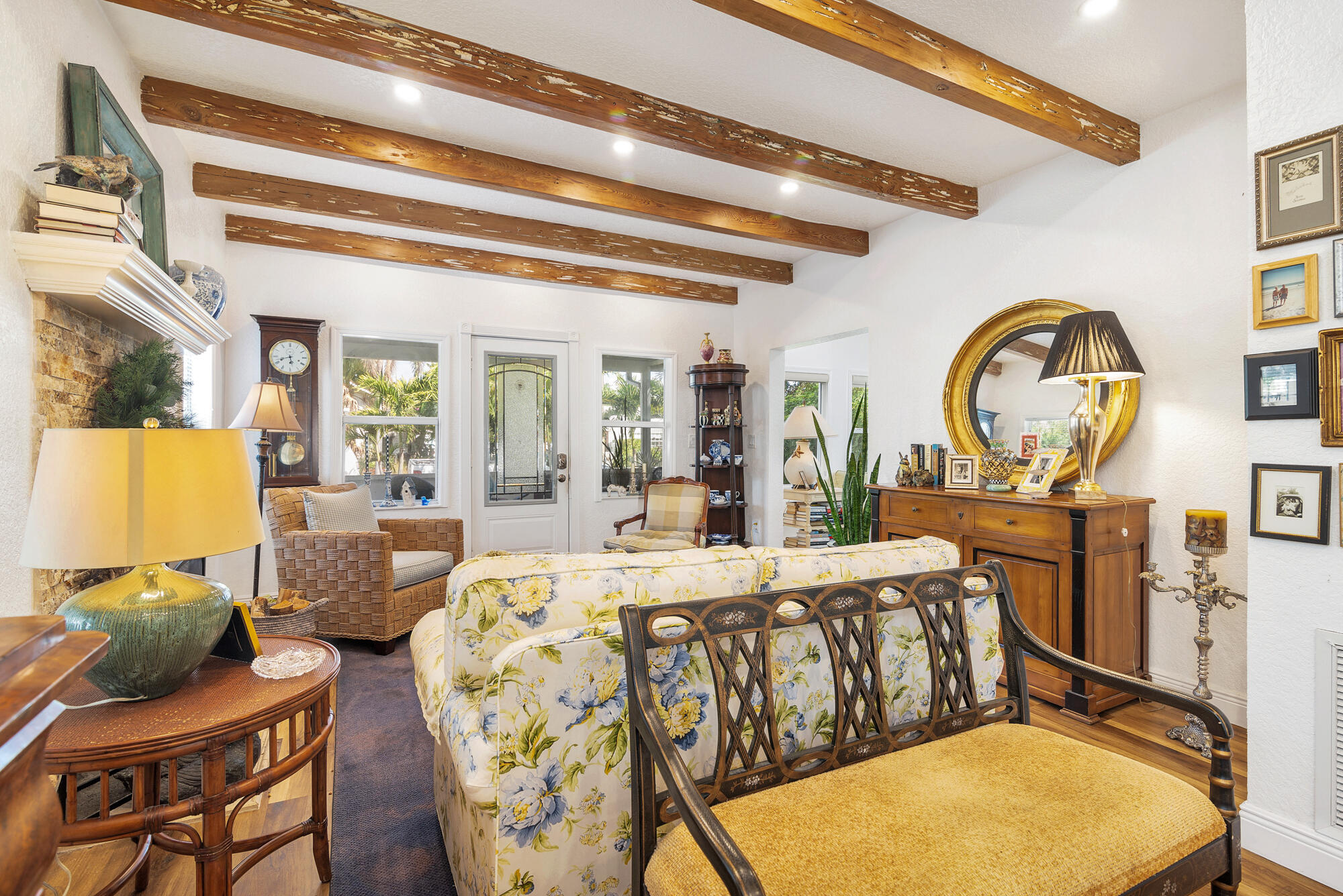 324 Pilgrim Road West Palm Beach, FL 33405 - Photo 3 of 30 Living Room