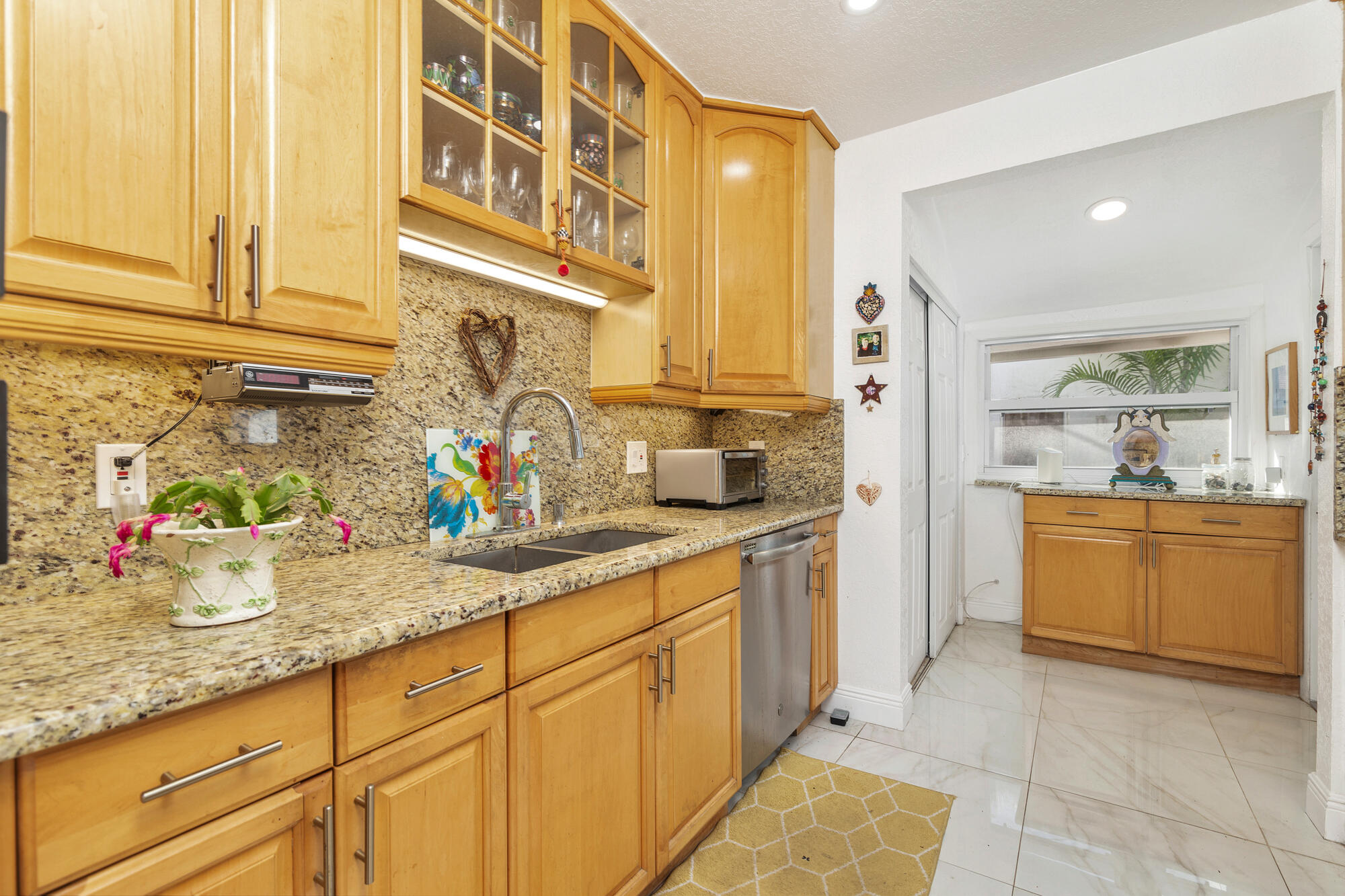 324 Pilgrim Road West Palm Beach, FL 33405 - Photo 6 of 30 Kitchen