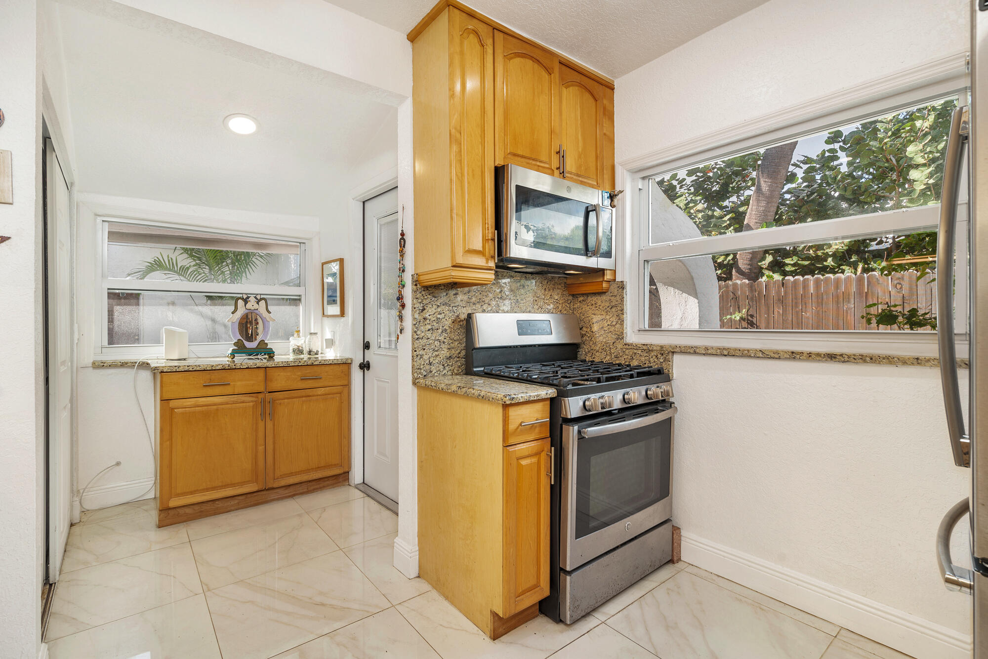 324 Pilgrim Road West Palm Beach, FL 33405 - Photo 7 of 30 Kitchen