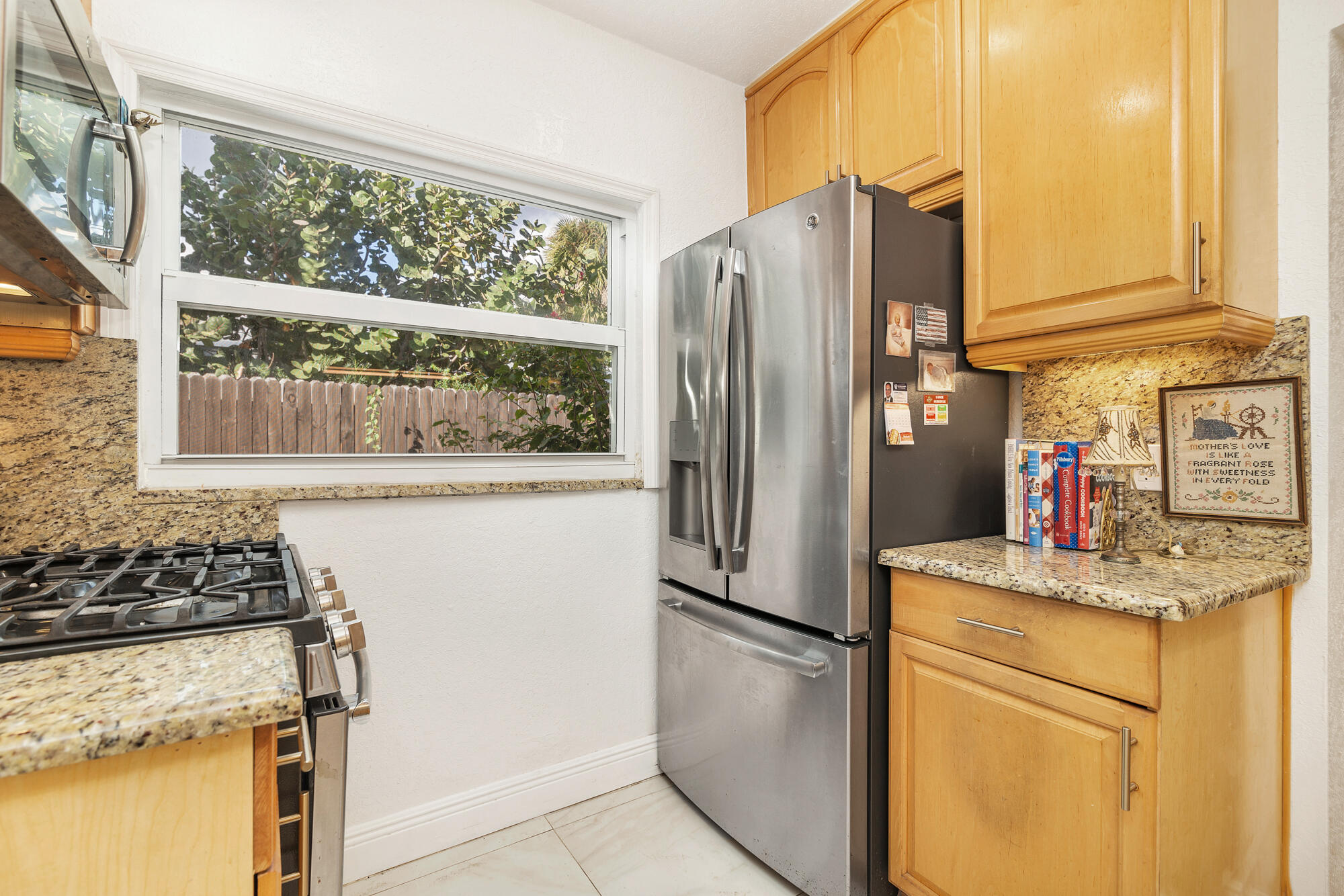 324 Pilgrim Road West Palm Beach, FL 33405 - Photo 8 of 30 Kitchen