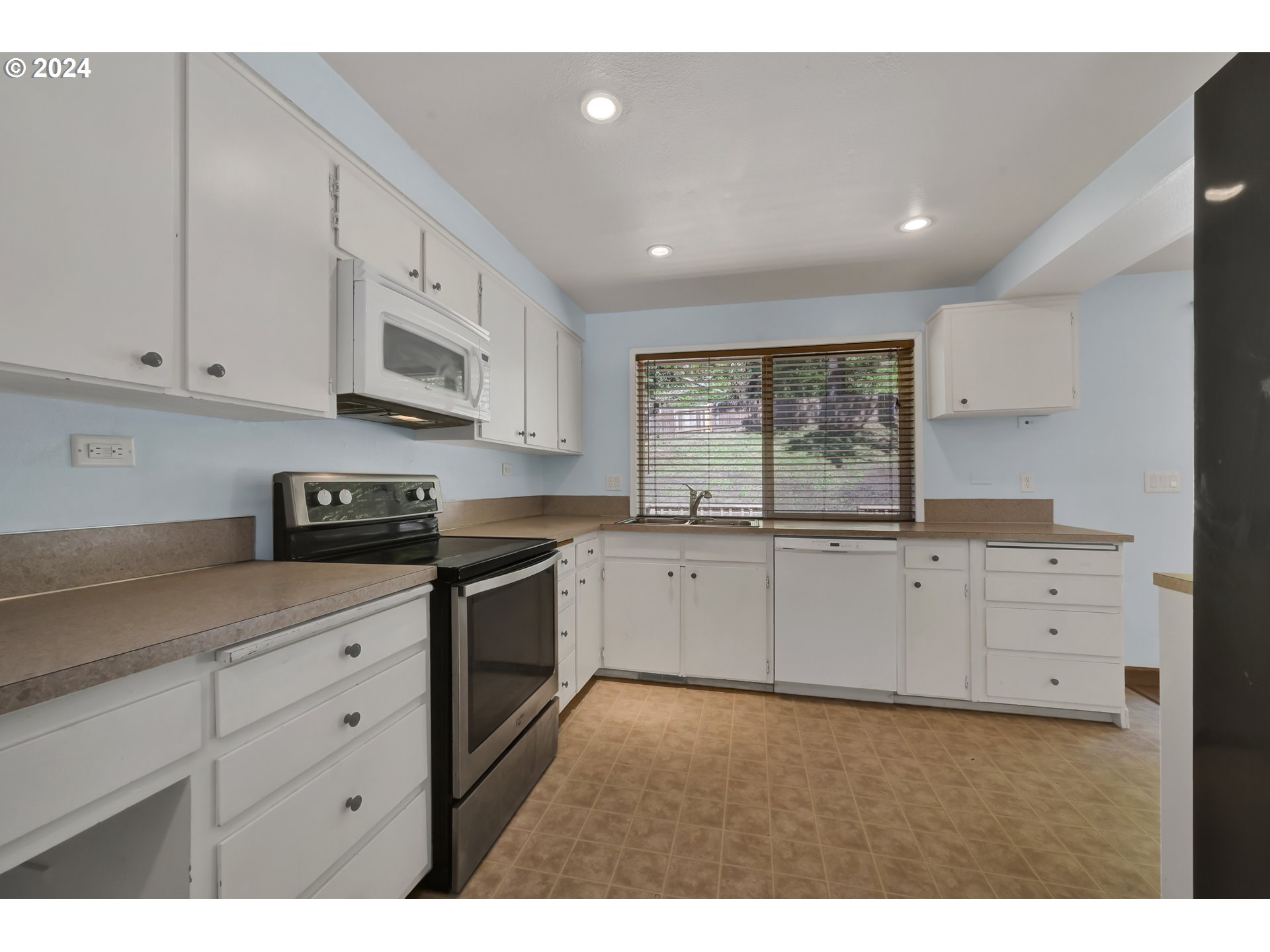 1037 South 70th Street Springfield, OR 97478 - Photo 8 of 44
