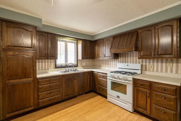 $85,000 | 421 South Moore Street, Blue Earth, MN 56013