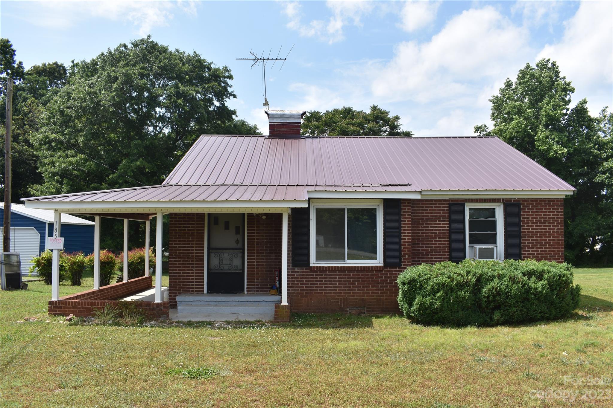 a view of a house with a yard and plants