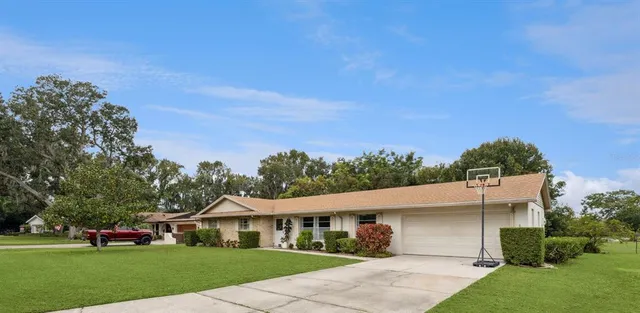 a view of house with front yard