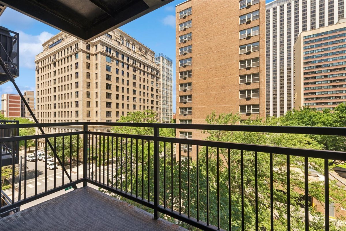 3033 North Sheridan Road, Unit 601 Chicago, IL 60657 - Photo 12 of 16