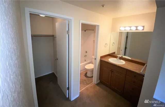 $1,995 | 19230 Forest Park Drive Northeast, Unit K235, Lake Forest Park, WA 98155