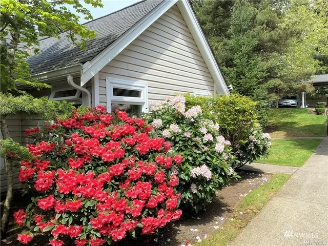 $1,995 | 19230 Forest Park Drive Northeast, Unit K235, Lake Forest Park, WA 98155