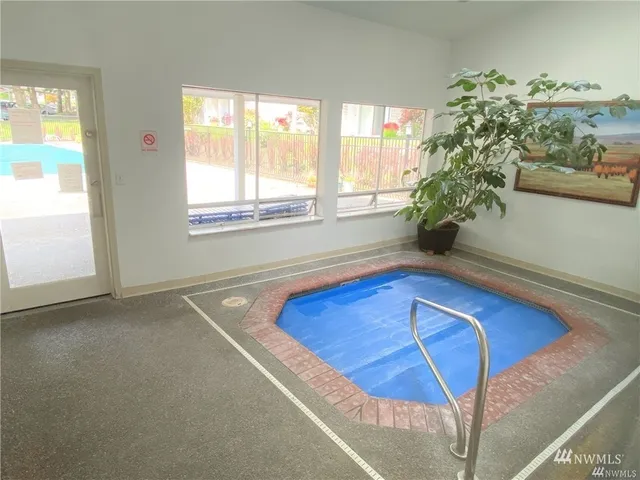 $1,995 | 19230 Forest Park Drive Northeast, Unit K235, Lake Forest Park, WA 98155