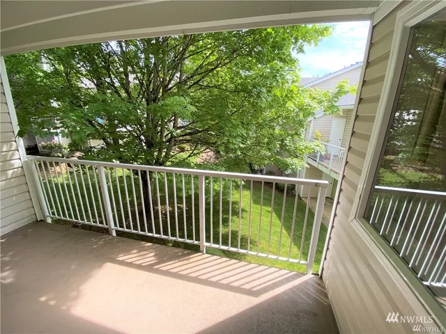 $1,995 | 19230 Forest Park Drive Northeast, Unit K235, Lake Forest Park, WA 98155