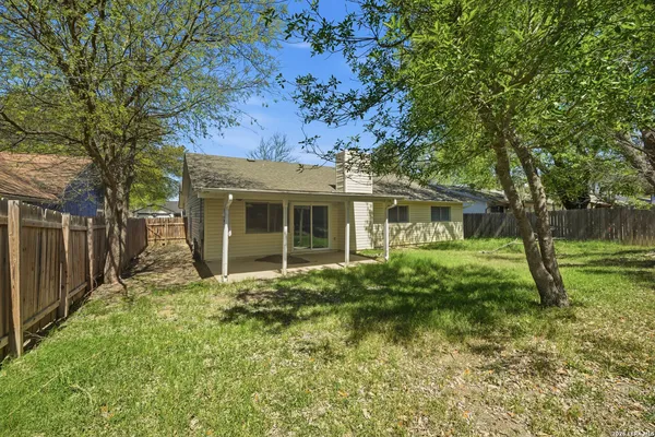 $2,300 | 5722 Misty Glen, San Antonio, TX 78247