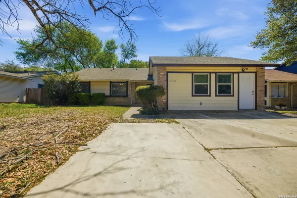 $2,300 | 5722 Misty Glen, San Antonio, TX 78247