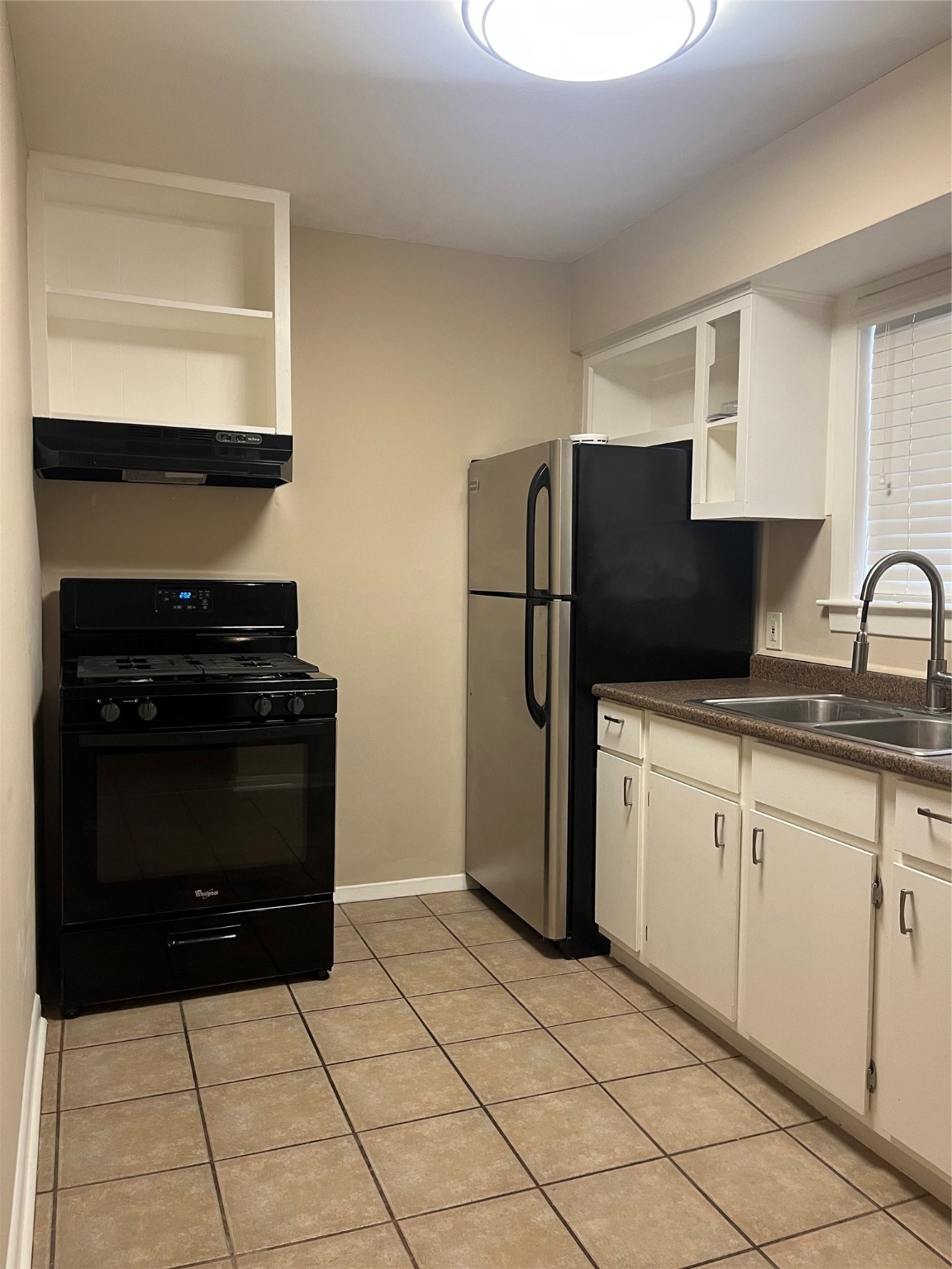 4010 Feagan Street, Unit 5 Houston, TX 77007 - Photo 16 of 24 a kitchen with a refrigerator and a stove top oven