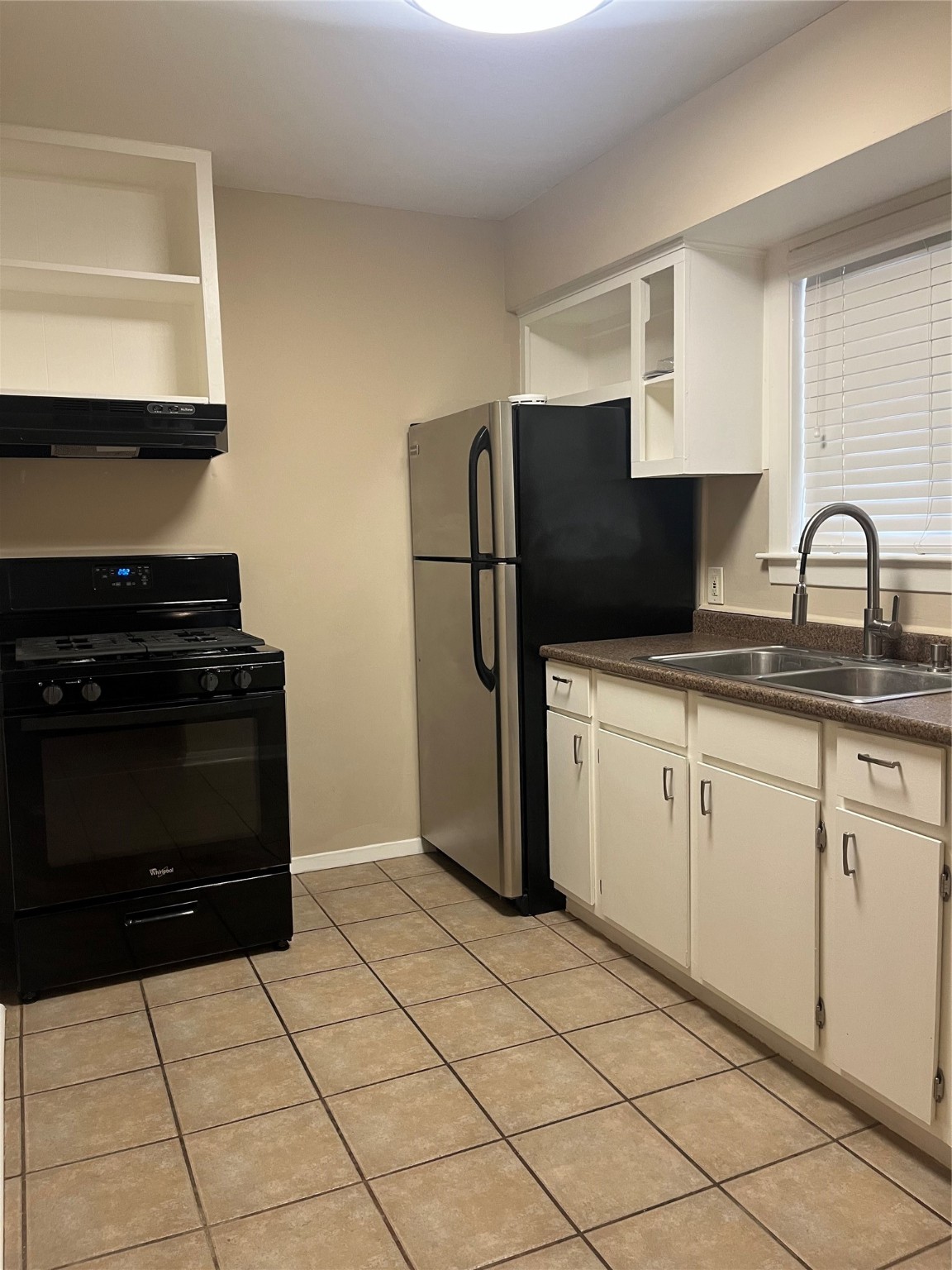4010 Feagan Street, Unit 5 Houston, TX 77007 - Photo 17 of 24 a kitchen with a refrigerator and a stove top oven