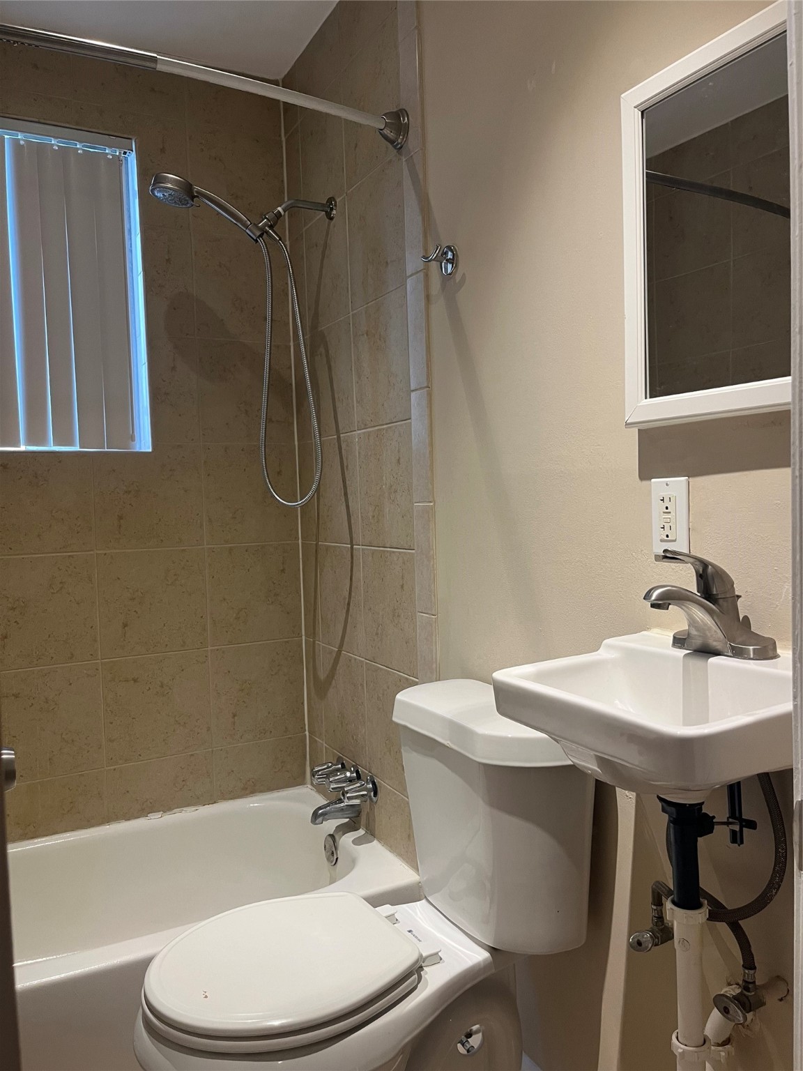 4010 Feagan Street, Unit 5 Houston, TX 77007 - Photo 19 of 24 a bathroom with a sink a toilet and a bathtub