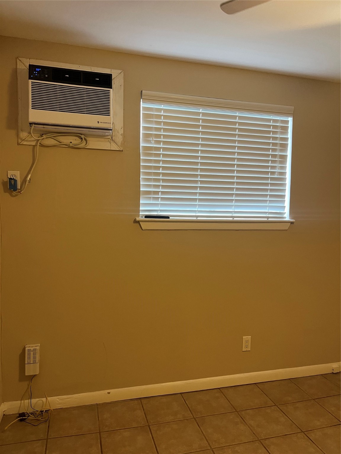4010 Feagan Street, Unit 5 Houston, TX 77007 - Photo 24 of 24 a view of a air conditioner and window in an empty room