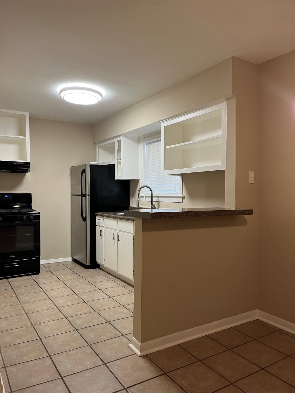 4010 Feagan Street, Unit 5 Houston, TX 77007 - Photo 5 of 24 a kitchen with a refrigerator and a sink