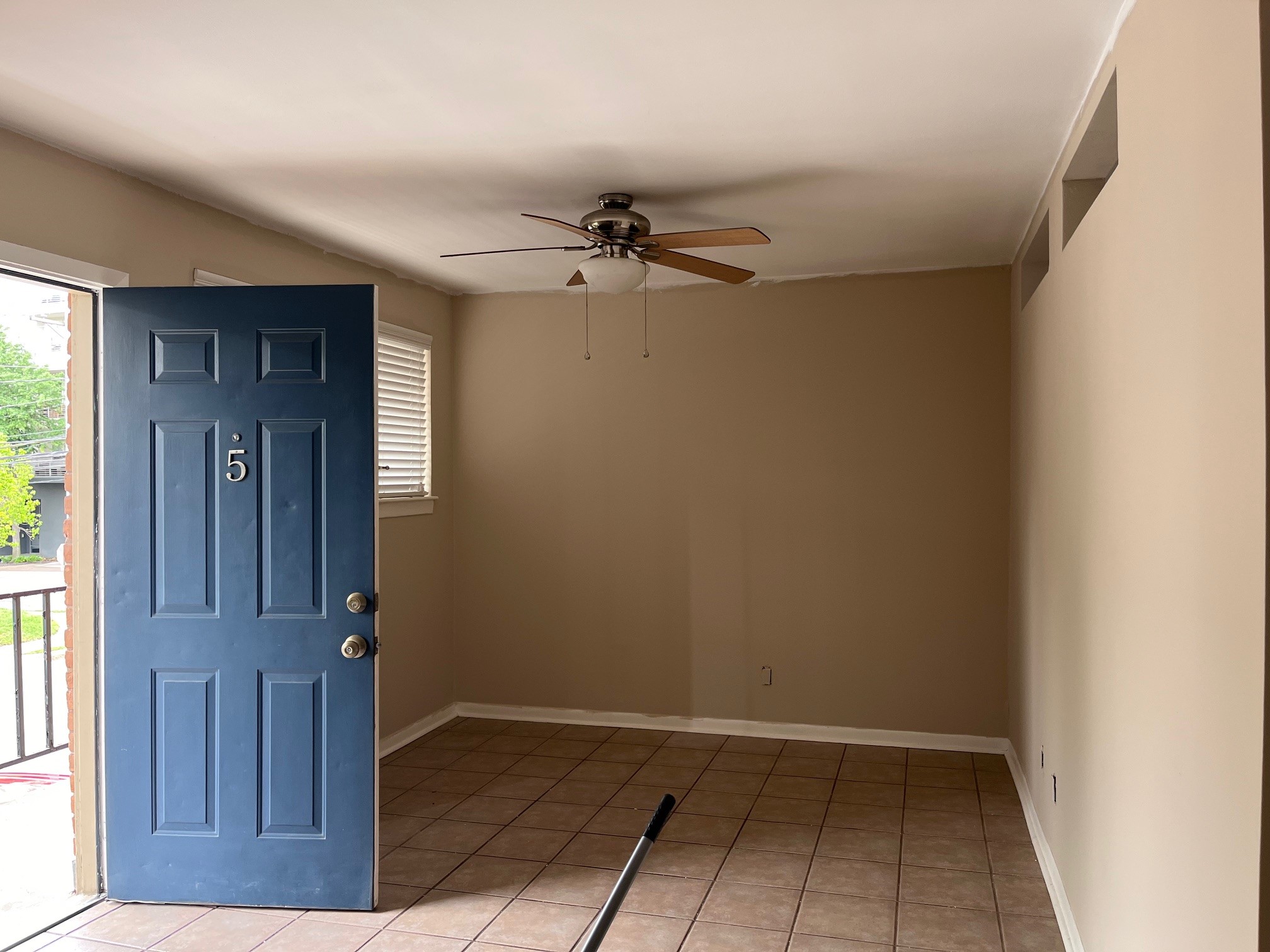4010 Feagan Street, Unit 5 Houston, TX 77007 - Photo 6 of 24 an empty room with windows and a ceiling fan