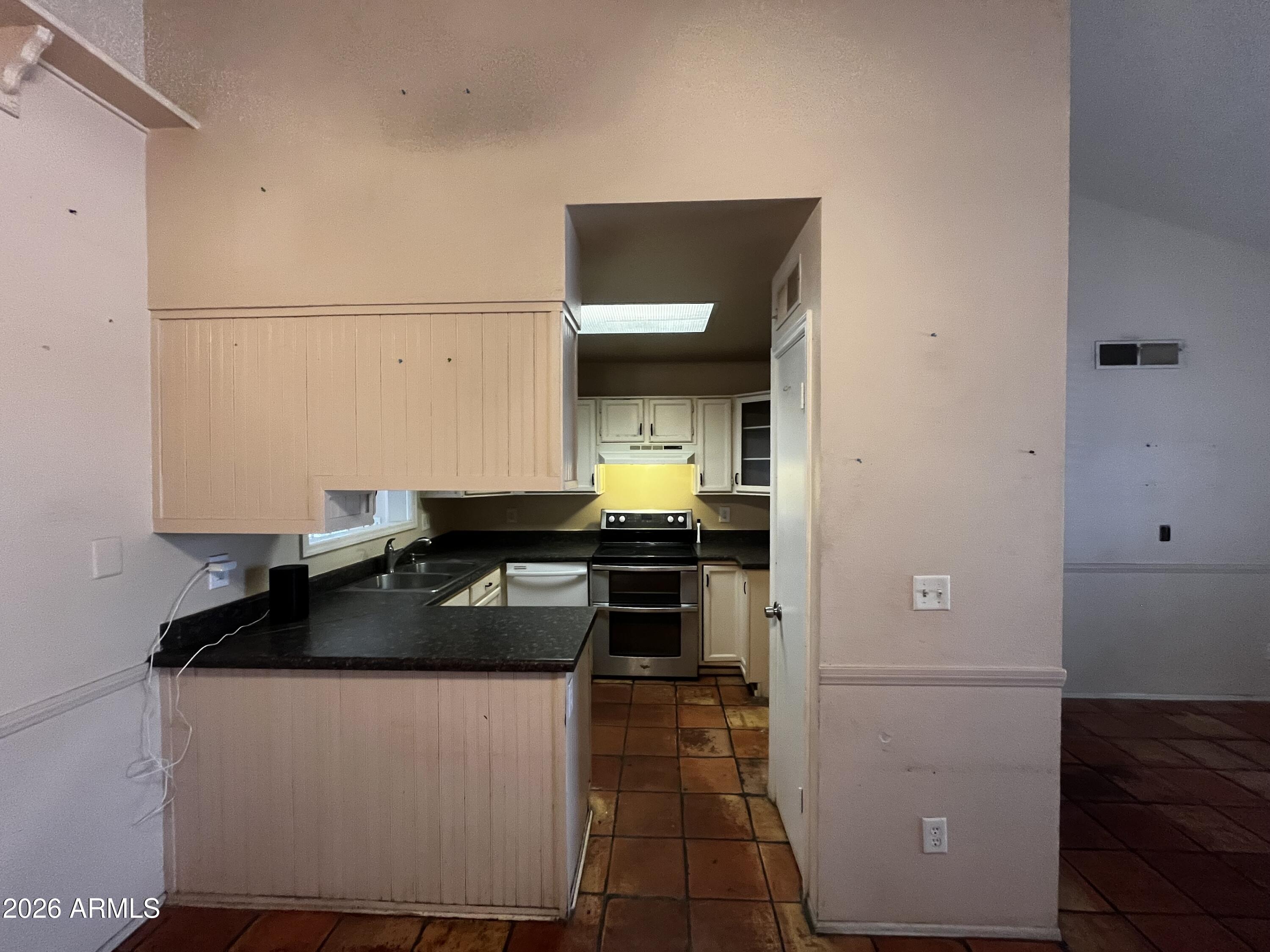 5922 West Hearn Road Glendale, AZ 85306 - Photo 17 of 45 kitchen angle